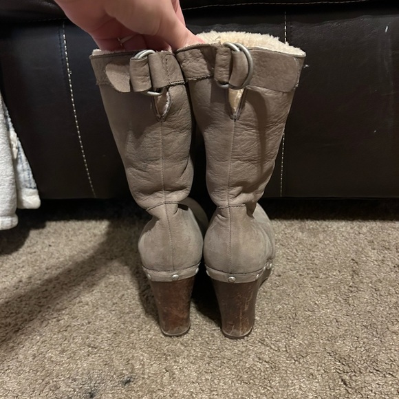 Ugg Carnegie Taupe Gray Nubuck Leather Shearling Studded Wedge Platform Boots 7 - Picture 5 of 12
